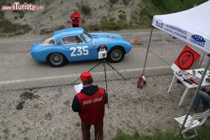 La 1000 miglia lungo le strade delì'Appennino ad un check point.