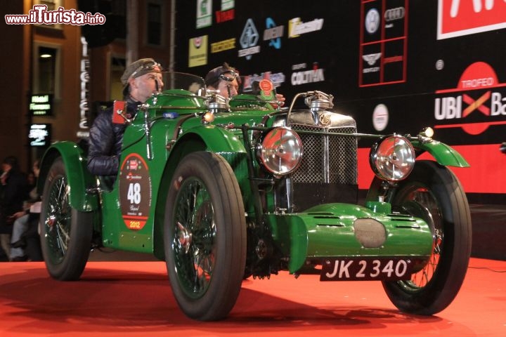 1000 miglia Ferrara: sono presenti 382 equipaggi, ciascuno dotato di una autovettura dello stesso modello tra quelle che hanno paertecipato alle competizioni sportive, che si sono svolte tra il 1927 e il 1957. Nell'immagine una MG modello C-Type Midget del 1932 condotta dal britannico Graham Watts