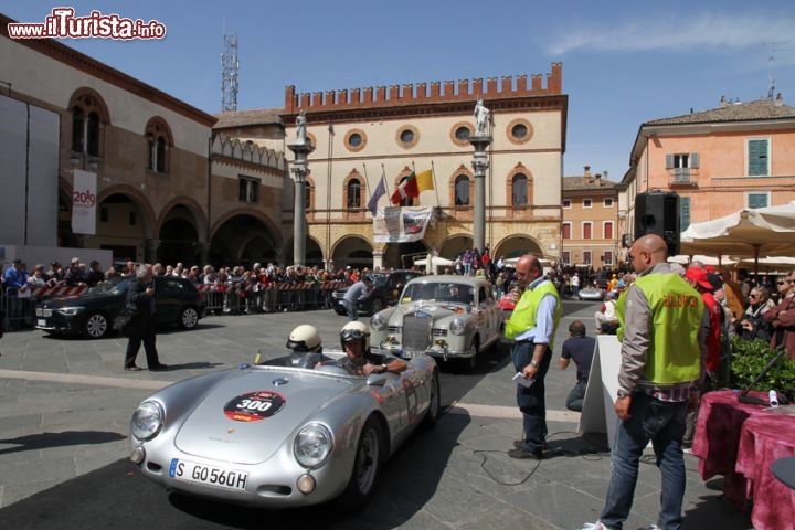 1000 miglia in Piazza del Popolo a Ravenna: una Porsche 550-1500 RS