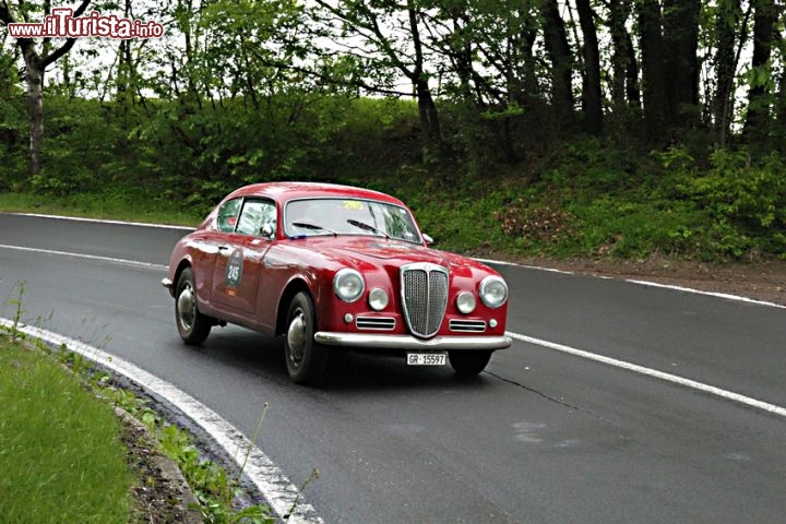 A Monghidoro una Lancia Aurelia 1954, impegnata nella 1000 Miglia 2012