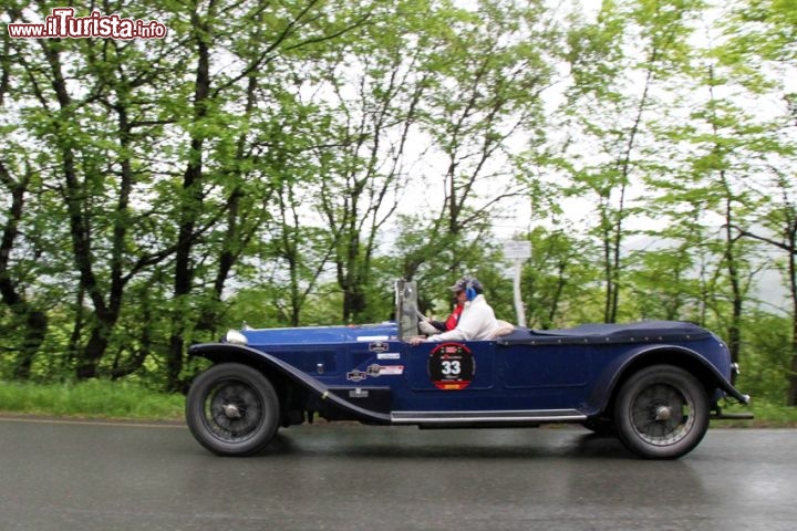 Al Passo della Futa una Lancia Lambda del 1927, durante le 1000 Miglia 2012