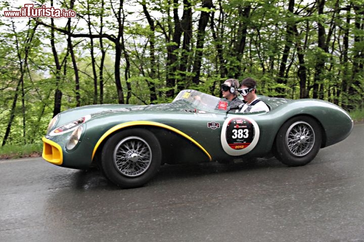 Una Aston Martin D83S categoria sport del 1956, sulle curve della Futa durante la Mille Miglia 2012