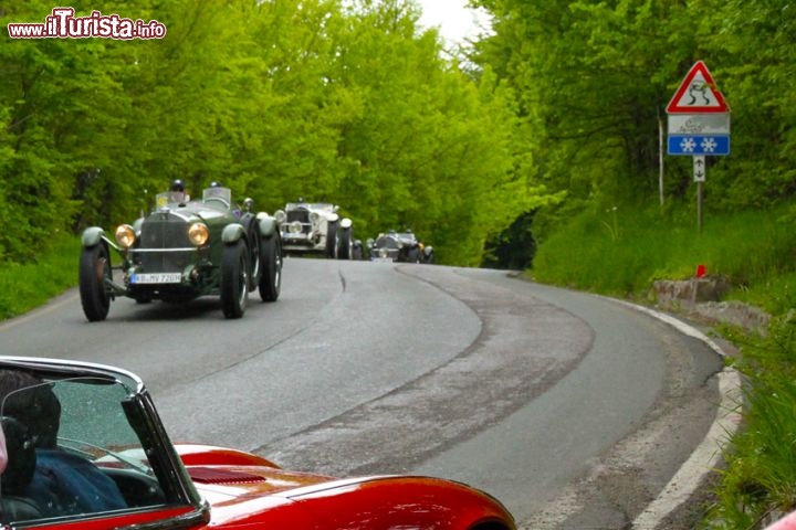 La Mille Miglia 2012 al Passo della Futa tra Emilia e Toscana