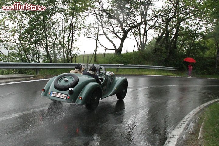 Rievocazione storica Mille Miglia 2012: la manifestazione è stata bagnata dalla pioggia durante la giornata conclusiva