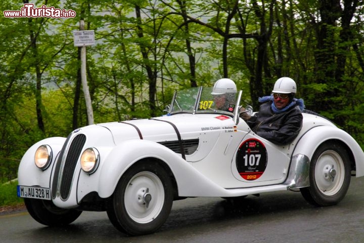 Una BMW 328 del 1939, sotto alla pioggia, sul passo della Futa alla 1000 Miglia 2012