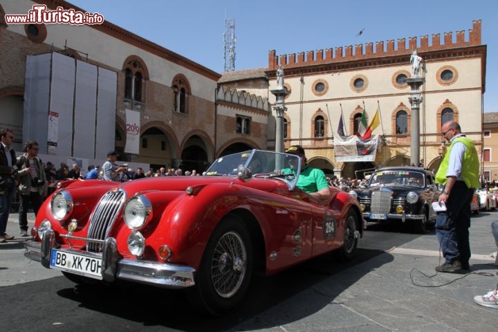 Una Jaguar XK 140 OTS SE a Ravenna, durante la 1000 Miglia 2012