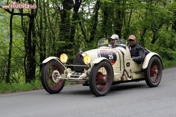 Una romantica Bugatti type 35 A del 1926 al Passo della Futa durante la 1000 Miglia 2012