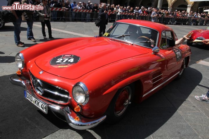 Una rossa e fiammante Mercedes Benz 300 SL W198 I