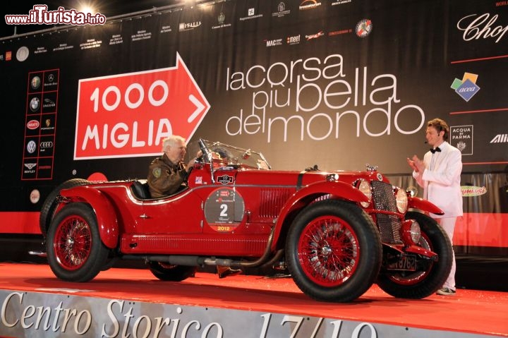 Arrivo prima tappa 1000miglia a Ferrara: sfila la n°2 una storica OM modello 665 SSMM del 1929, una delle auto delle prime edizioni.