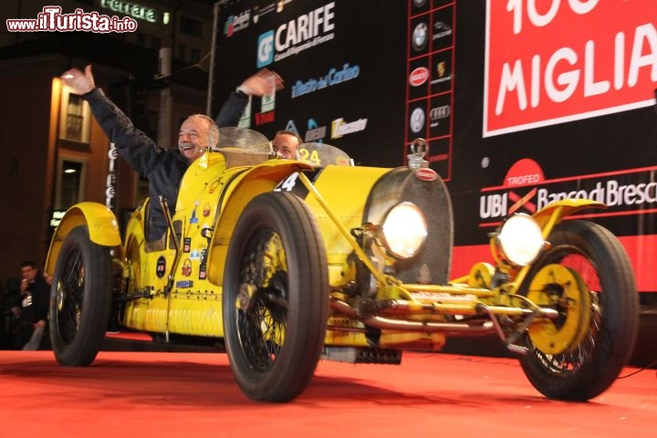 Arrivo della prima tappa a Ferrara della 1000miglia: le auto storiche hanno suscitato grande entusiasmo tra il pubblico presente. Ecco sfilare una Lancia Aprilia condotta da Tiziano Beltrame