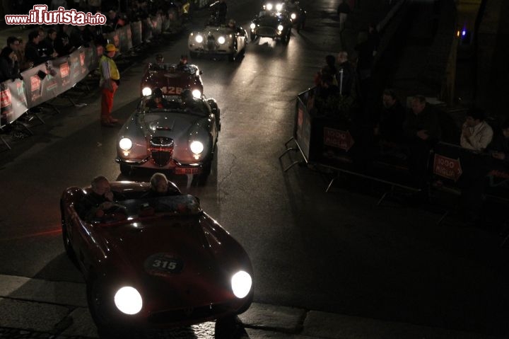 All'arrivo delle auto alla tappa ferrarese delle Mille miglia 2012 erano presenti centinaia di veri appassionati di auto d'epoca, ma anche famiglie con bambini e tantissimi curiosi. In testa una 
MASERATI 150S del 1955 condotta da Renato Boni