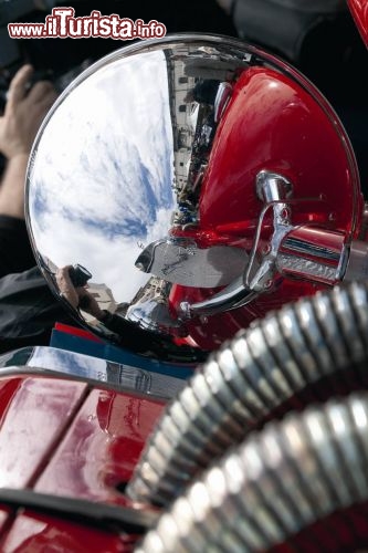 Le auto storiche e d'epoca scintillanti, con colori brillanti e cromature in cui specchiarsi, caratterizzano la Mille Miglia 2012