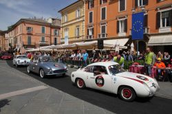 Una Abarth 750 guida le auto della Mille Miglia ...