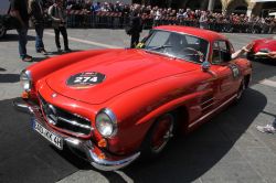 Una rossa e fiammante Mercedes Benz 300 SL W198 ...