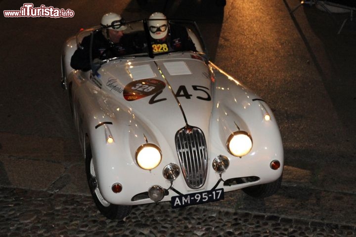Vettura d'epoca alla 1000 miglia 2012: JAGUAR XK 140 OTS WORKS del 1955 condotta dagli olandesi John e Rutger Houtkamp 