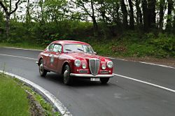 A Monghidoro una Lancia Aurelia 1954, impegnata ...
