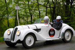 Una BMW 328 del 1939, sotto alla pioggia, sul ...