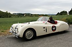 Una Jaguar del 1952 lungo le strade della 1000 ...