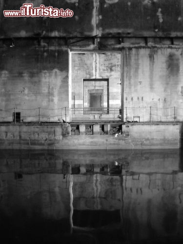 Immagine La Base Sous Marine di Bordeaux è davvero impressionante, con la sua struttura in cemento armato e l'acqua al suo interno.