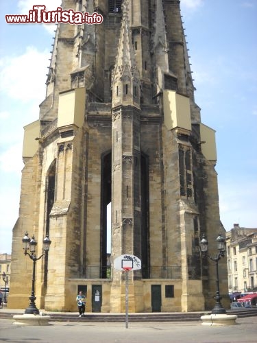 Immagine La Fleche de St.Michel è un punto dui riferimento per i cittadini di Bordeaux, luogo di ritrovo e di mercato la domenica mattina.