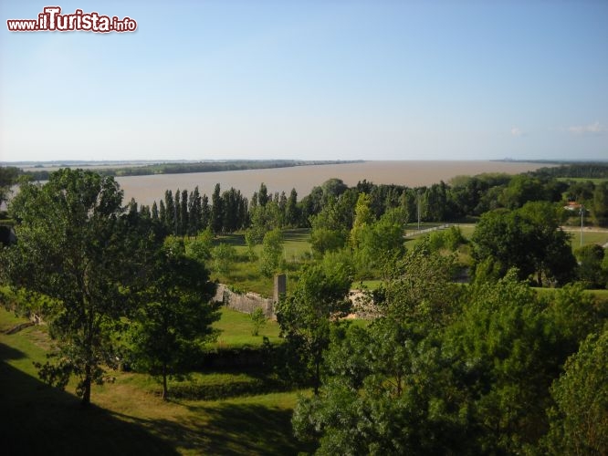 Immagine La Gironde è il nome che prende la confluenza dei fiumi Garonne e Dordogne, che formano un grande estuario prima di gettarsi nell'oceano.