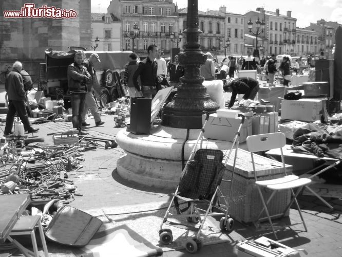 Immagine Il mercato delle pulci di St.Michel, a Bordeaux, si tiene tutte le domeniche mattina.