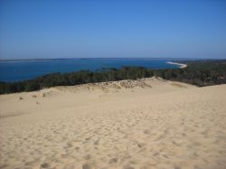 Il bassin d'Arcachon è una laguna d'acqua salata nel dipartimento francese della Gironde, visibile anche dalla cima della Dune du Pilat.