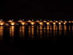 Il Pont de Pierre di Bordeaux unisce le due sponde del fiume Garonne, che attraversa la città.