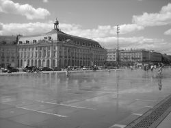 Di fronte a Place de la Bourse a Bordeaux il Comune ha creato questo specchio d'acqua di pochi centimetri di profondita dove amano giocare sia gli adulti che i bambini durante le giornate ...