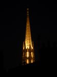 La Fleche svetta sia di giorno che di notte sul panorama urbano di Bordeaux.