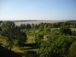 La Gironde è il nome che prende la confluenza dei fiumi Garonne e Dordogne, che formano un grande estuario prima di gettarsi nell'oceano.