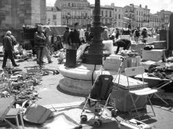 Il mercato delle pulci di St.Michel, a Bordeaux, si tiene tutte le domeniche mattina.