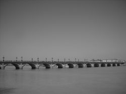 Il Pont de Pierre di Bordeaux è composto da 17 arcate, tante quante le lettere del nome Napoléon Bonaparte.