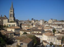 La cittadina di St.Emilion, nel dipartimento della Gironda, è probabilmente la località più prestigiosa di produzione del vino di Bordeaux.