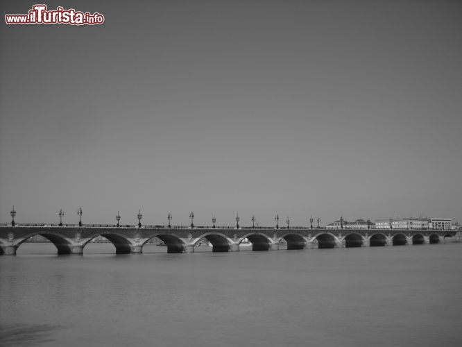 Immagine Il Pont de Pierre di Bordeaux è composto da 17 arcate, tante quante le lettere del nome Napoléon Bonaparte.