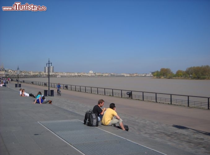 Immagine Le quai di Bordeaux, il lungofiume, è il luogo principale del passeggio della città capoluogo d'Aquitannia.