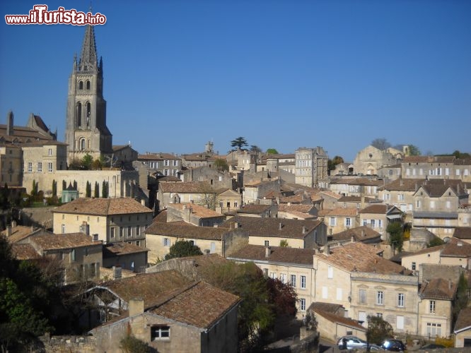 Immagine La cittadina di St.Emilion, nel dipartimento della Gironda, è probabilmente la località più prestigiosa di produzione del vino di Bordeaux.