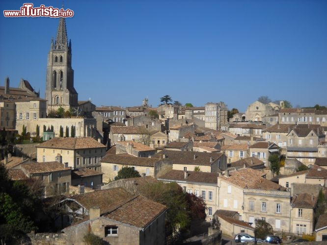 Immagine La cittadina di St.Emilion, nel dipartimento della Gironda, è probabilmente la località più prestigiosa di produzione del vino di Bordeaux.