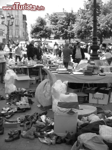 Immagine Al mercato delle pulci di St.Michel, ogni domenica mattina, si possono trovare cianfrusaglie ma anche interessanti pezzi d'antiquariato.