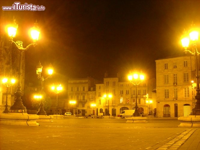 Immagine La piazza di St.Michel: di notte è probabilmente l'unico momento in cui si la si puòvedere deserta.