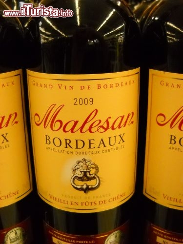 Immagine Il vino di Bordeaux non ha bisogno di presentazioni: dai negozi agli chateaux, dai supermercati ai bar del centro, non mancano certamente le occasioni per acquistarne qualche bottiglia.