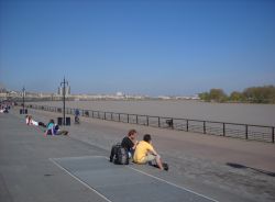 Le quai di Bordeaux, il lungofiume, è il luogo principale del passeggio della città capoluogo d'Aquitannia.