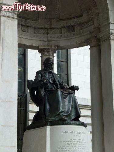 Immagine Statua New York City Library Bryant Park New York City