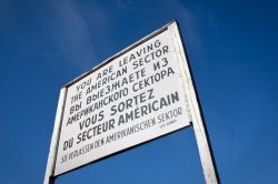 Cartello Berlino Est confine Checkpoint Charlie