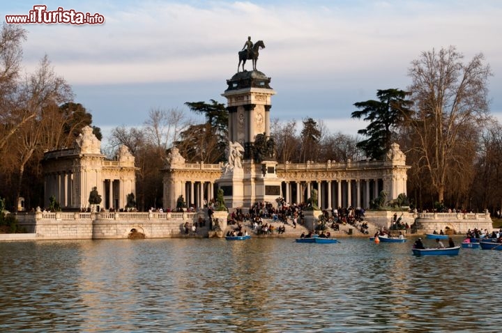 Immagine Monumento ad Alfonso XII e il laghetto nel parco del Buen Retiro a Madrid