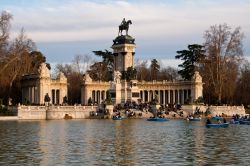 Monumento ad Alfonso XII e il laghetto nel parco del Buen Retiro a Madrid