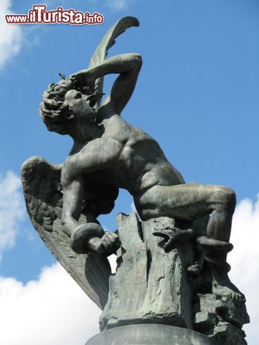 Immagine Statua dell'angelo caduto ovvero il Diavolo (Estatua del Angel Caído), Parco Buen Retiro, Madrid