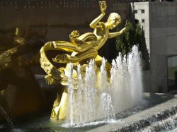 Statua di Prometheus e fontana davanti al Rockfeller ...