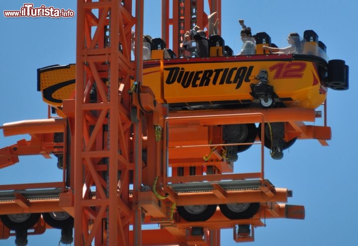 La prima navetta sale la torre DiVertical Mirabilandia