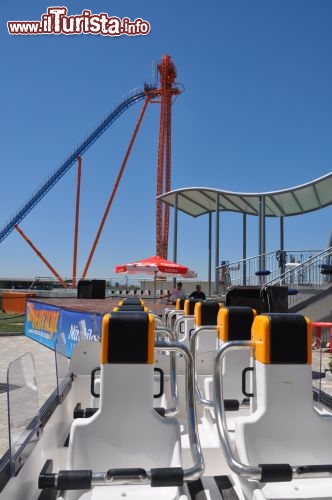 La torre DiVertical 5 metri più alta di iSpeed le navette ospitano fino a 10 passeggeri. Mirabilandia